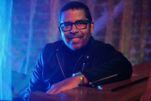 Phil Robinson estrena “Allí Me Enamoré”: salsa romántica que convierte la amistad en confesión de amor